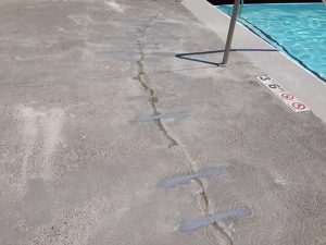 fissures dans une plage de piscine scellée